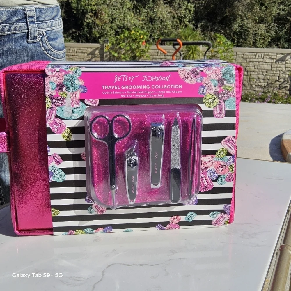 BETSEY JOHNSON TRAVEL GROOMING COLLECTION